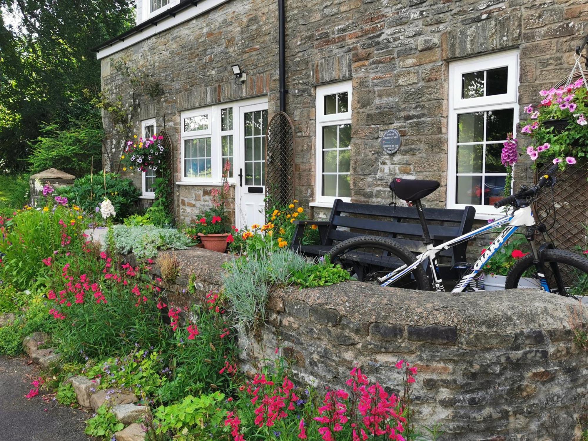 Swansea Valley Holiday Cottages Cilybebyll Kültér fotó